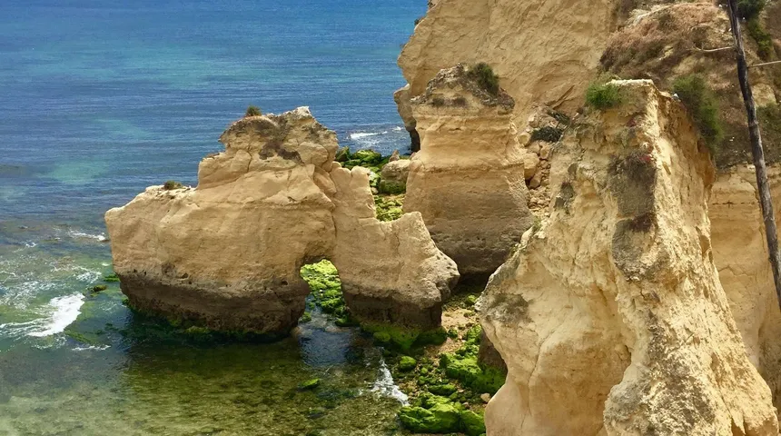 Séance de yoga en plein air lors d'un stage de jeûne et randonnée au Portugal